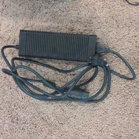 Xbox 360 Console - Picture 3 of 6